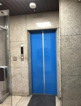 鶯泉楼駅前ビルの外観