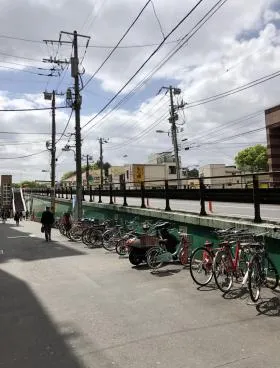 鶯泉楼駅前ビルの外観