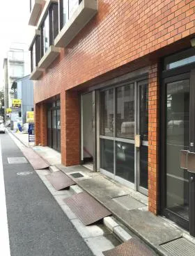 新川ビルの外観