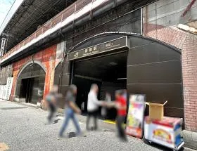 烏森口の前に当ビルがある