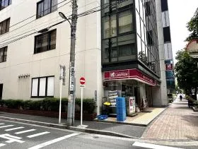 ナチュラルローソンの手前で左に曲がれば当ビル着