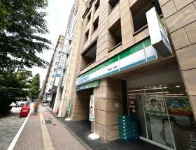 地上に出たら明治通り沿いを直進し、ファミリーマートを通過して右に曲がる