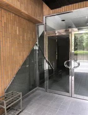岸浪ビルの外観