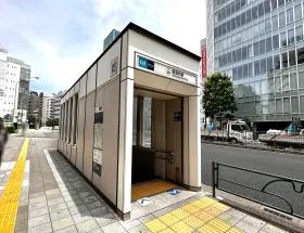 出入口4から地上に出る
