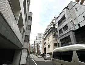 直進していけば当ビル着