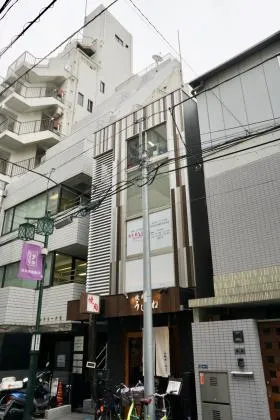 プラティーノ新宿御苑ビルの外観