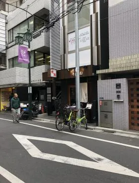 プラティーノ新宿御苑ビルの外観