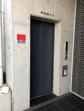 幸來路(シンライルー)ビルの外観