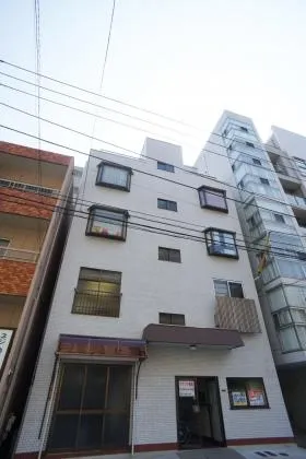 間中ビルの外観