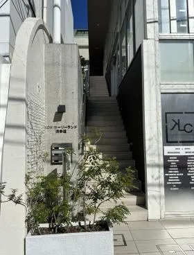 神宮前5丁目店舗ビルの外観