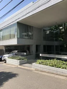 ウイング410ビルの外観