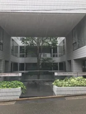 ウイング410ビルの外観