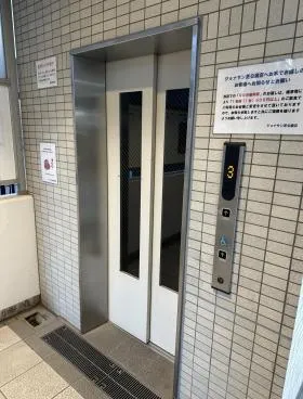 穴水ビルの外観