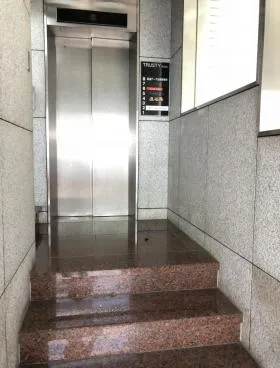 トラスティ六本木ビルの外観