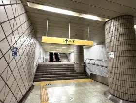 出入口7を目指す