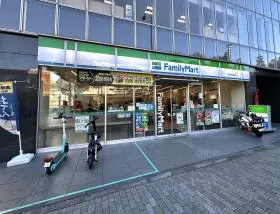 靖国通り沿いを防衛省がある方面に進み、ファミリーマートを通過すれば当ビル着