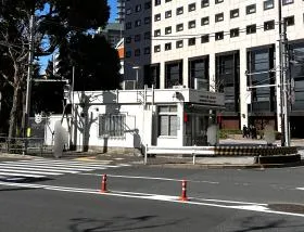 地上に出たら直進し、交番前の横断歩道を渡って靖国通りに出る