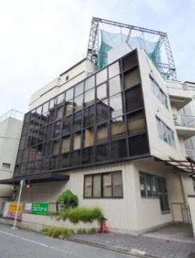 日研ビルの外観