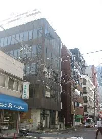 安達興産ビルの外観