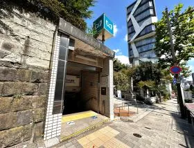 出入口1から地上に出て左に進む