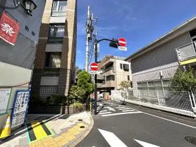 歩道橋の隣にある細い道に入る