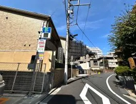 駐車場（エコロパーク）を通過し、突き当りまで進む