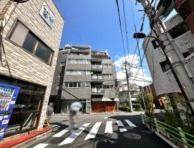 突き当りで左に曲がり、少し進めば当ビル着