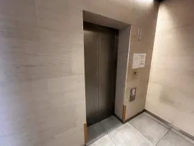 北参道サンイーストテラスビルの外観