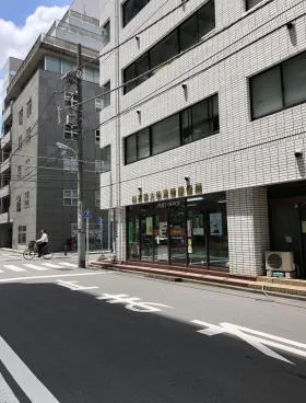 ホワイトビルの外観