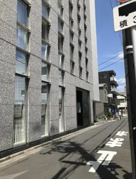来るびるの外観