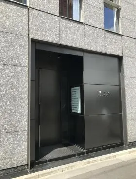 来るびるの外観