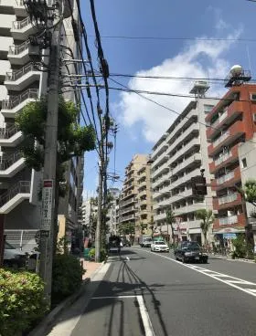 来るびるの外観