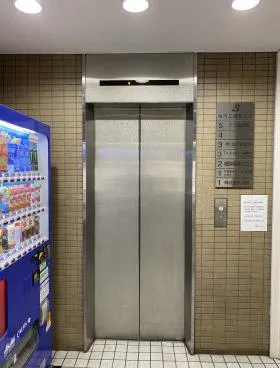 堀内三崎町ビルの外観