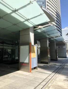 横浜メディアタワーの外観