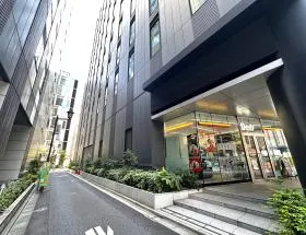デイリーヤマザキの手前で左に曲がり、突き当りまで進む