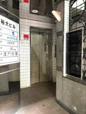 祐大ビルの外観