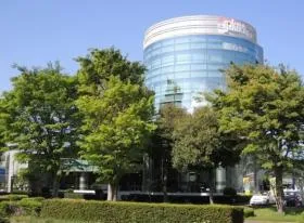 学園自動車興業本社ビルの外観
