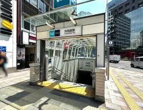 出入口3から地上に出る