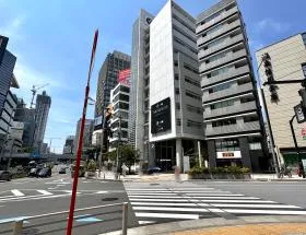 出入口の前にある横断歩道を渡り、青山通り沿いを渋谷駅方面に直進する