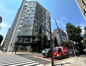 再び横断歩道が現れたら、手前で右に曲がり直進する（外苑西通り沿い）