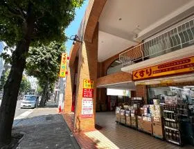 どらっぐぱぱすを通過、もう少し直進すれば当ビル着