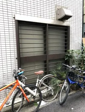 ポスコンジャパンビルの外観