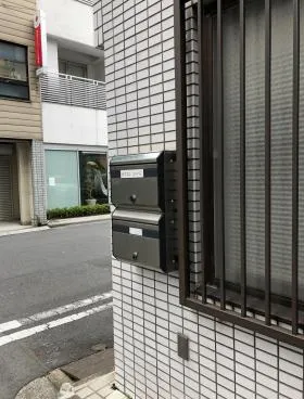 ポスコンジャパンビルの外観