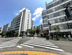 芝浦口の近くにある横断歩道を渡り直進する