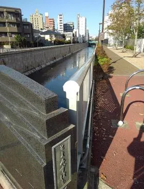 西新宿淀橋ビルの外観