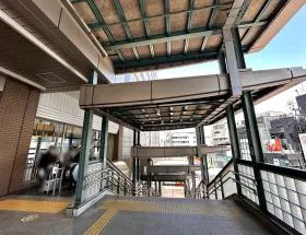 東口から出て階段orエスカレーターで一番下まで降りる
