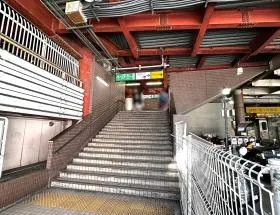 この階段を降りると地上