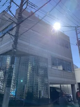 ホーリ本社ビルの外観