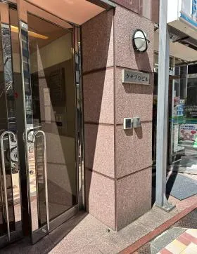 クサフカビルの外観