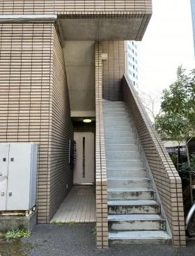 新倉本社ビルの外観